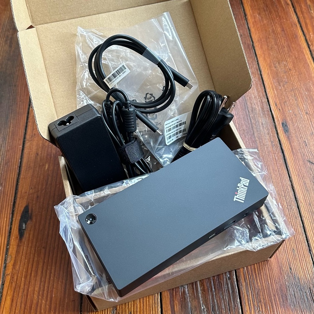 NEW Lenovo ThinkPad Universal USB-C Dock - US 40AY0090US